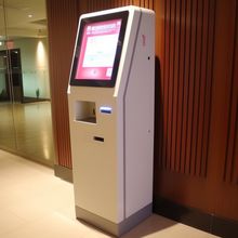 acheter Auto-test terminal d'hôtel de machine de support de plancher de kiosque de paiement d'ordre dans l'argent liquide de kiosque online manufacture