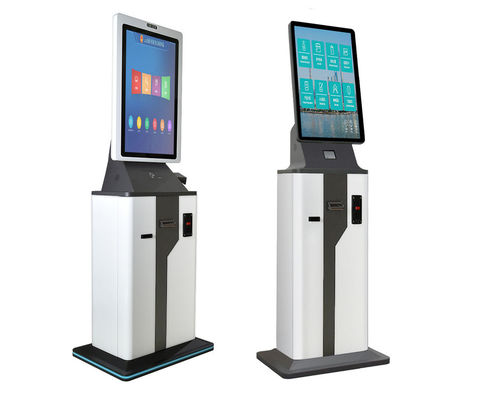 Enregistrement en ligne d'aéroport d'accès dans le système de kiosque avec le lecteur de cartes et l'imprimante