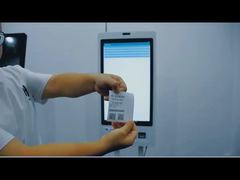 Le kiosque de commande pour le fast-food accepte les paiements